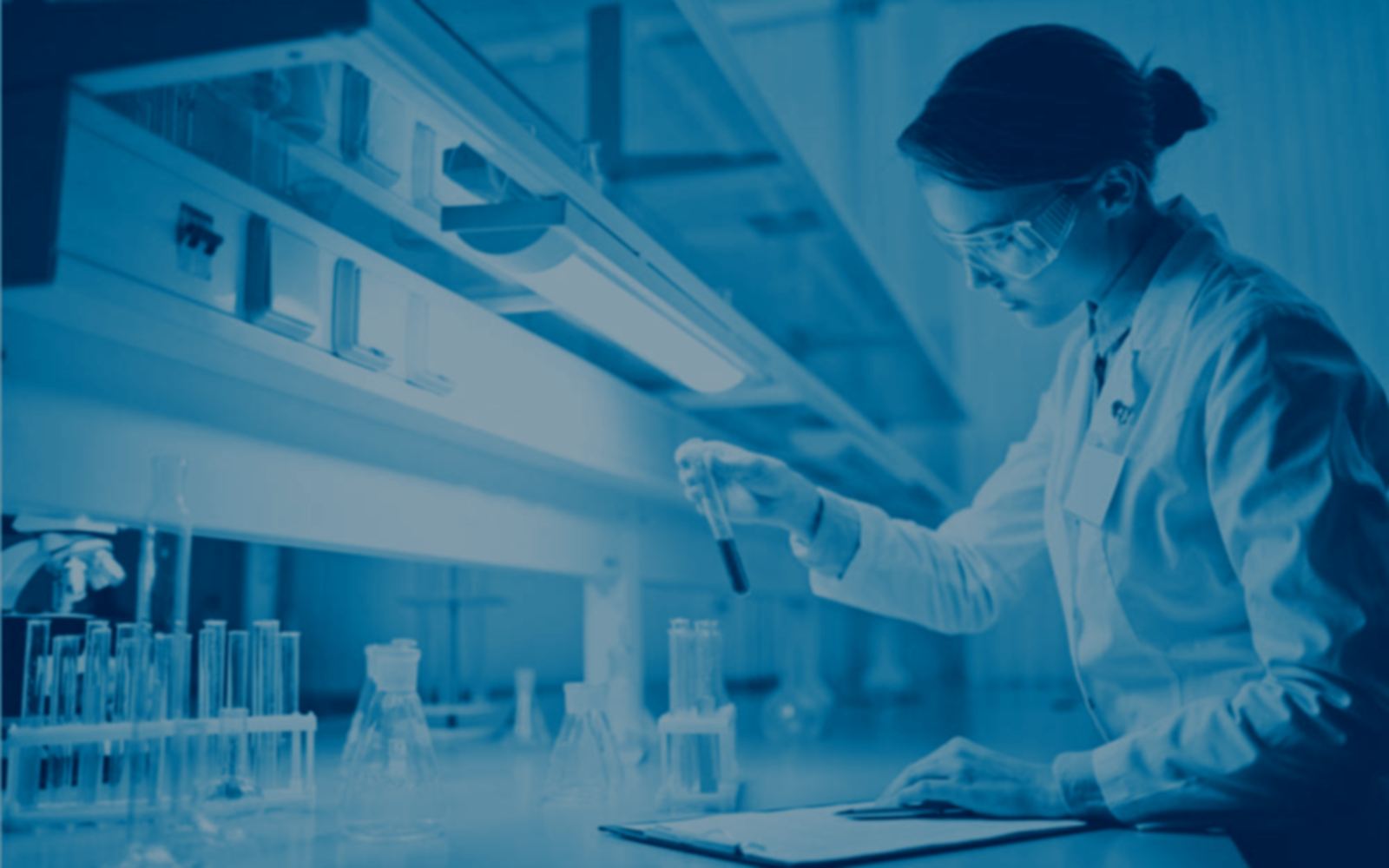 Científica trabajando en un laboratorio clínico
